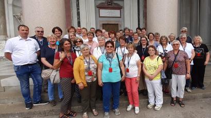 Bild: Vogl/exb
Die Pilgerreise nach Rom führte den Frauenbund auch nach St. Paul vor den Mauern, eine der Papstbasiliken Roms. Im Bild die Reisegruppe vor der Heiligen Pforte.