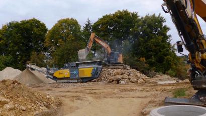 Bild: jp
Die Arbeiten zur Erschließung des neuen Baugebiets Kastl-Süd II kommen voran. Derzeit verwandelt ein Steinbrecher die beim Aushub angefallenen Felsbrocken in Schotte, der für Auffüllungen wieder verwendet werden kann.