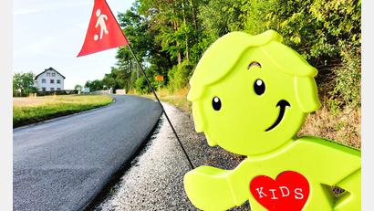 Bild: ubb
Die Plastikfiguren mit der Bezeichnung Streetbuddy sollen Verkehrsteilnehmer vor spielenden Kindern warnen. Allerdings müssen sie korrekt positioniert werden, so dass die Männchen nicht selbst eine Gefährdung darstellen.