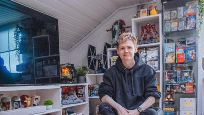 Bild: sfo
Dominik Mark aus Krummennaab sammelt Videospiele, Filme, Figuren, Sammelkarten, Comics und Spielekonsolen. In seinem Wohnzimmer stehen mehrere gefüllte Regale mit seinen Stücken. Sein Hobby teilt er auf Instagram, wo er eine Fangemeinde aus fast zehntausend Menschen hat.