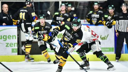 Bild: SignaLight-AP
Lukas Salinger (vorne) am Puck vor der Amberger Bank. Die Wild Lions verloren am Sonntag ihr Heimspiel gegen den EHC Königsbrunn.