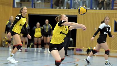Bild: Hubert Ziegler
Lisa Kölbel (Mitte) vom SV Hahnbach mit perfekter Ballannahme, beobachtet von Mira Sperber (links) und Marie Heidlinger (rechts).