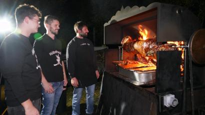 Bild: fvo
Gespannt inspizieren die Hüttenfreunde, an der Spitze Hüttenfreunde – Chef Christoph Gmeiner (Mitte) persönlich den Zustand der Kirwasau im Grill, mit dabei sein Bruder und Grillmeister Andy Gmeiner (rechts).