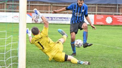 Bild: gb
Die Sportfreunde Kondrau feierten im Derby beim SV Mitterteich II einen klaren 4:1-Erfolg. In dieser Szene bringt der Kondrauer Lukas Gerg den Ball nicht an SVM-Keeper Michael Schulter vorbei.