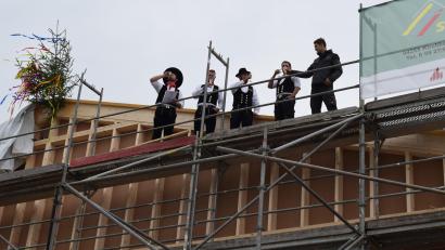 Bild: bnr
Zimmerervorarbeiter Thomas Schrönghammer und seine Mitarbeiter sprachen den Richtspruch zum gelungenen Werk.