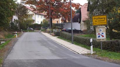 Bild: bkr
Freiwillig 30 km/h heißt es jetzt bereits in Plößberg. Dies wird bald durch die Geschwindigkeitsbegrenzung Pflicht werden. Links im Kurvenbereich ist die kaum sichtbare Einfahrt zum Kinderspielplatz.