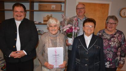 Bild: jr
Seit 40 Jahren gehört Gretl Schmid (Zweite von links) zur KAB Steinmühle. Dazu gratulierten Präses Kaplan Daniel Schmid (links) sowie (von rechts) Renate Ziegler, Vorsitzende Helga Haberkorn und Norbert Häckl.