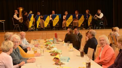 Bild: bey
Die "Klarinettenmuse'" unter Leitung von Karl Wildenauer (rechts) umrahmt den Seniorennachmittag in der Stadthalle Neustadt/WN.