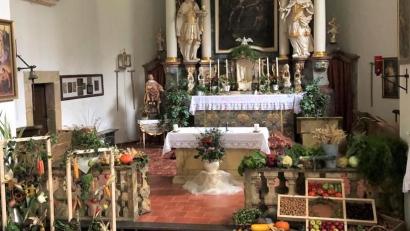 Bild: do
Ein mit den Gaben der Natur reichlich geschmückter Altarraum erwartete die Besucher des Gottesdienstes in der Wallfahrtskirche Weißenbrunn