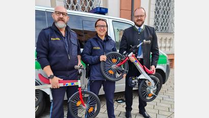 Bild: PI Neustadt/WN/exb
Landrat Andreas Meier (rechts) übergibt die neuen Fahrräder für die Jugendverkehrsschule an die Polizisten Michael Lauterbach (links) und Nicole Wettinger.