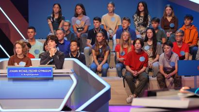 Bild: KiKA/Steffen Becker
Ella und Laurenz mit der Klasse 8D vom Johann-Michael-Fischer Gymnasium aus Burglengenfeld errangen den dritten Platz in der Kika-Quizshow.
