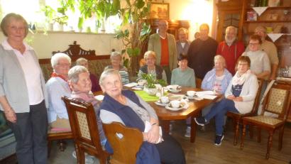 Bild: mad
Bürgermeister Maximilian Beer, sein Stellvertreter Franz Stockerl, Pfarrer Markus Urban, Alfred Wolfsteiner und Josef Leonhardt (im Hintergrund, von links) peilen mit engagierten Helfern einen "Monatstreff für Senioren" an.