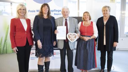 Bild: BaySTMAS/exb
Bei der Vergabe des Ehrenamtspreises (von links): Ulrike Scharf, bayerische Sozialministerin, Kerstin Bauer, Kontaktstelle für Selbsthilfegruppen Amberg, Manfred Belusa, Selbsthilfegruppenleiter Aphasie Amberg-Sulzbach-Neumarkt, Eva Gottstein, Ehrenamtsbeauftragte der bayerischen Staatsregierung, Nicole Schley, Vorsitzende der freien Wohlfahrtspflege Bayern.