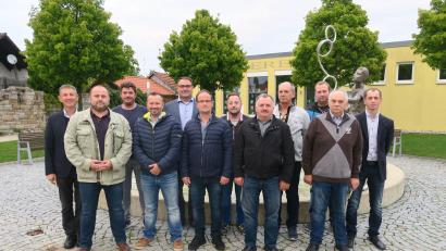 Bild: srö
Die neuen Feldgeschworenen (von links): 1. Bürgermeister Albert Geitner, Harald Ebenhöch, Andreas Weber, Hertel Benjamin, Joachim Gesierich (Leiter ADBV Amberg), Andreas Wölfl, Markus Huf, Erwin Bernreuter, Franz Forster, Florian Kuhn, Berthold Kopp, Sebastian Hubmann (ADBV Amberg).