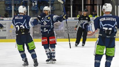 Bild: Gebert
Kurt Davis (Mitte) erzielte beim 6:3-Sieg der Blue Devils Weiden gegen den EC Peiting zwei Treffer. Später kassierte der US-Amerikaner eine Fünfminuten- plus Spieldauerdisziplinarstrafe.