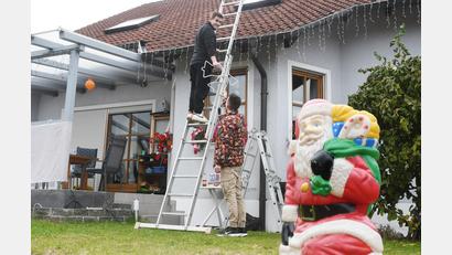 Bild: Gabi Schönberger
Marco Kraus und Freund Oli Krause stecken schon jetzt mitten in den Vorbereitungen. Pünktlich zum ersten Advent soll das Haus von Familie Kraus wieder weihnachtlich leuchten.