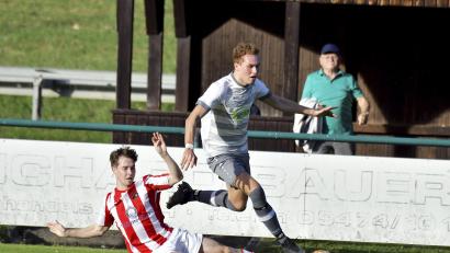 Bild: Hubert Ziegler
Jakob Guttenberger (links) vom TSV Königstein grätscht hier gegen Lukas Härtl. Der Schmidmühlener erzielte den Siegtreffer im Spitzenspiel der Kreisliga Süd.