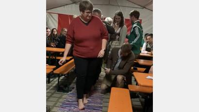 Bild: rro
"Socken runter" hieß es, als die Gesamtlänge der Fußstapfen von mehreren Bürgermeistern vermessen werden sollte. Ganz vorne: Erste Bürgermeisterin Anita Forster.