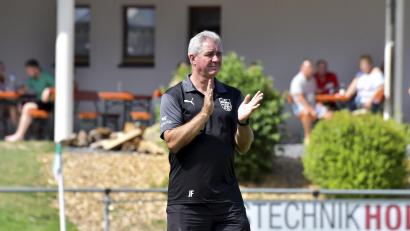 Archivbild: Hubert Ziegler
Applaus von Josef Fleischmann für seine Mannschaft. Der 1. FC Rieden feierte seinen ersten Heimsieg der Saison.