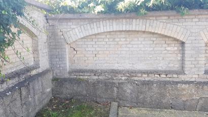 Archivbild: dob
Die Risse in der Friedhofmauer sind nicht zu übersehen. Jetzt soll die Mauer erneuert werden. Dazu gibt es verschiedene Vorschläge.
