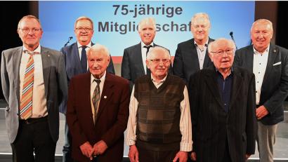 Bild: gf
Von den für 75 Jahre Geehrten waren drei persönlich anwesend (vorne von links): Alois Zanner, Heinrich Koller und Manfred Leiss, der ehemalige Arbeitsdirektor der Maxhütte. Hinten von links: Udo Fechtner, Martin Preuß, Horst Ott, Richard Reisinger und Joachim Bender.