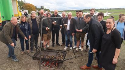 Bild: Kunz
Die Weidener CSU spielt manchmal mit dem Feuer. Beim Erdäpfelfest in Latsch kann dabei aber nicht viel passieren.