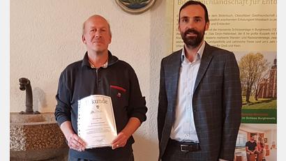 Bild: gi
Roland Watzke aus Ratingen wurde von Bürgermeister Bulenda für seinen 30-igsten Aufenthalt in Moosbach geehrt.