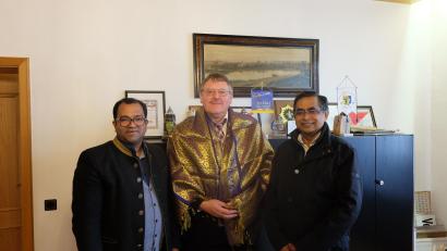 Bild: Stefanie Gradl
Pater Robin (links) und Provinzial Pater John Britto Muthuswamy (rechts) besuchen Bürgermeister Hans-Martin Schertl im Rathaus und übergeben ihm einen traditionellen Seidenumhang.