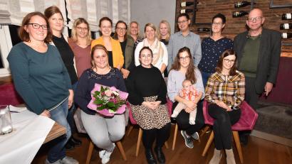 Bild: no
Die Neuwahlen brachten Veränderungen an der Vereinsspitze (sitzend Zweite von links)die neue Vorsitzende Bianca Zauner, (sitzend Zweite von rechts) Ann-Kathrin Brands, (sitzend, links): die scheidende Vorsitzende Christina Kinast, (sitzend rechts) die neue und alte Kassiererin Ramona Dehling, (stehend rechts) Pfarrer Thomas Schertel, (stehend, Dritter von rechts): Zweiter Bürgermeister Benjamin Hiltl sowie weitere Mitglieder der neuen Vorstandschaft.