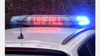 Symbolbild: Carsten Rehder/dpa
Die Leuchtschrift „Unfall“ auf dem Dach eines Polizeiwagens.