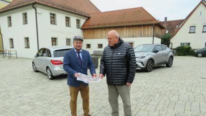 Bild: adj
Zweiter Bürgermeister Dominik Baschnagel (links) und Geschäftsleiter Rüdiger Fuhrmann verschaffen sich einen Eindruck von der Parksituation auf dem sanierten Pfarrplatz.