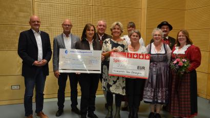 Bild: Josef Graf
Bei der Spendenübergabe waren dabei (von links): Dirk Lippmann, Bürgermeister Ludwig Lang, Renate Weickl, Albert Walter, Volz Fleckenstein, Lydia Mossburger sowie Bettina Geiler, Angelika und Josef Graf und Kathrin Ziegaus.