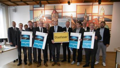 Bild: mma
Albert Füracker übergibt die Förderbescheide für den Glasfaserausbau im Landkreis.