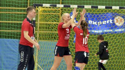Archivbild: Hubert Ziegler
Freude bei den Handballerinnen des HC Sulzbach, hier Selina Sensen (Mitte) und Lisa Steiner (rechts) mit Trainer Martin Feldbauer (links).