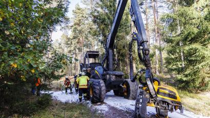 Bild: Hösamer
Ein Harvester brannte im Wald bei Steinberg am See völlig aus.