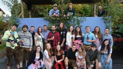 Bild: ak
Bestens ausgerüstet und versorgt, brachen die Kirwaburschen und -madla zum Kirchweihumzug auf.