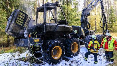 Bild: Hösamer
Auch die Feuerwehren konnten nicht mehr verhindern, dass der Harvester komplett zerstört wurde. Rechts im Bild Einsatzleiter Thomas Knerer, Kommandant der Feuerwehr Steinberg am See.