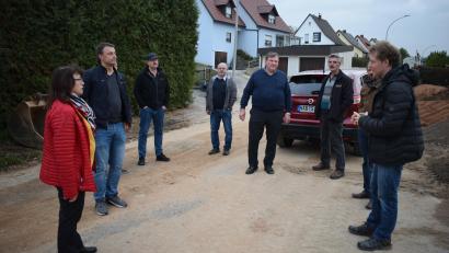 Bild: bnr
Die Sanierung der Schulstraße zieht sich in die Länge. Der Bauausschuss machte sich vor Ort ein Bild vom Baufortschritt.