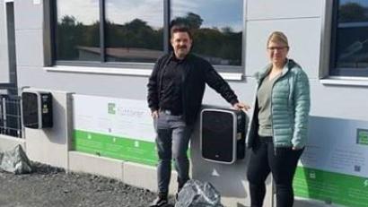 Bild: Stadt Neustadt/exb
Bürgermeister Sebastian Dippold ist zufrieden. Andrea Fütterer hat auf ihrem Firmengelände drei zusätzliche Ladesäulen für Elektrofahrzeuge installiert, die jeder anfahren kann.