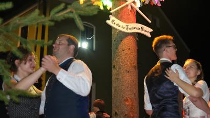 Bild: Hirsch
"Es lebe die Fronberger Kirwa". Nach zweijähriger Pause durften die Paare wieder um den Baum tanzen und drei Tage lang feiern.