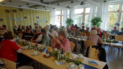 Bild: Stefanie Hetz/exb
Der Frauenbund Neustadt feiert ein zünftiges Oktoberfest.