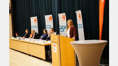 Bild: Alexander Roth
Nicole Bäumler (stehend) ist Spitzenkandidatin für die Oberpfälzer SPD bei der Landtagswahl 2023.