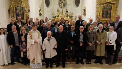 Bild: le
Mit Pfarrer Max Früchtl feiern die Ehejubilare Gottesdienst und anschließend ein gemütliches Beisammensein.