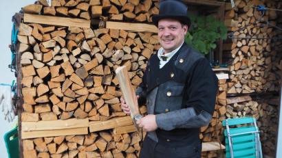 Bild: bl
Nicht jeder hat rechtzeitig für den Winter mit gut gelüftetem Brennholz vorgesorgt. Mit diesem Stapel in Pfreimd ist Kaminkehrer Martin Reil zufrieden, die Scheite sind ausreichend getrocknet.