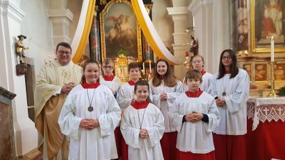 Bild: gi
Zwei neue Ministranten Alisa Picka und Emily Schnupfhagn (vorn von links) wurden beim Festgottesdienst am Kirchweihsonntag in die Schar der Ministranten der Expositur Etzgersrieth durch Pfarrer Udo Klösel aufgenommen.