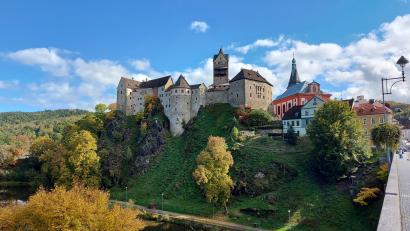 Bild: Tobias Gabel/Landratsamt Tirschenreuth/exb
Blick auf „Das Böhmische Rothenburg“: Die Altstadt von Loket mit Burg.
