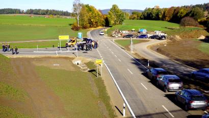 Bild: bkr
Die Anbindung der Staatsstraße 2665 (links) an die Gemeindeverbindungsstraße zwischen Kemnath und Berndorf (Mitte) ist fertiggestellt. Am Montag erhielt die rund 2,5 Millionen Euro teure Maßnahme den kirchlichen Segen.
