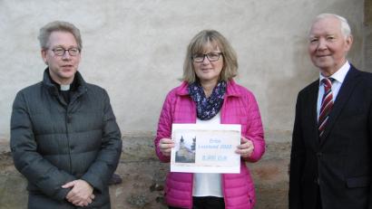 Bild: mma
Dekan Christian Schulz, Pfarrgemeinderatssprecherin Brigitta Heidlinger und Kirchenpfleger Georg Münch freuen sich über das sehr gute Ergebnis der Losbude vom Frohnbergfest.