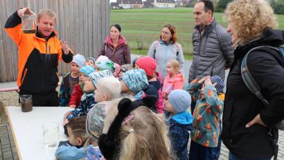 Bild: gru
Der Klärwärter Robert Pickel zeigt den Kinder ungereinigtes Abwasser und geklärtes Wasser.