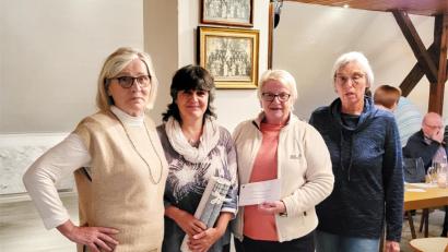 Bild: njn
(von links) Die Gewinnerinnen Gerda Beer, Maria Adam und Doris Weiss mit SPD-Ortsvorsitzender Karin Neugirg.